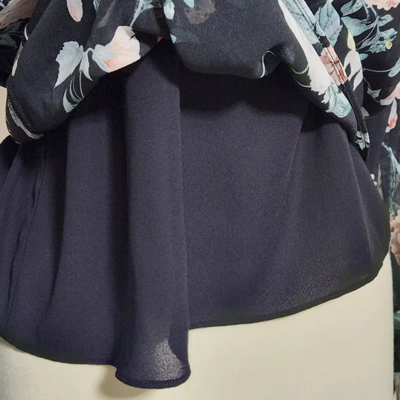 Vince Camuto Black Floral Blouse Size Medium - Picture 3 of 7